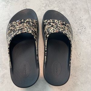 OOFOS OOahh Limited Women’s Size 10 Leopard Slide Sandals
